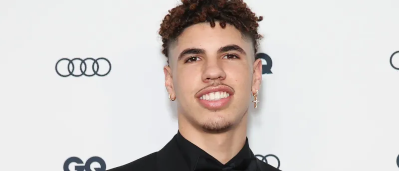 فخامة استثنائية وتعديلات مُهيبة.. رولز رويس أشبه بالمدرعة السوداء والحمراء 