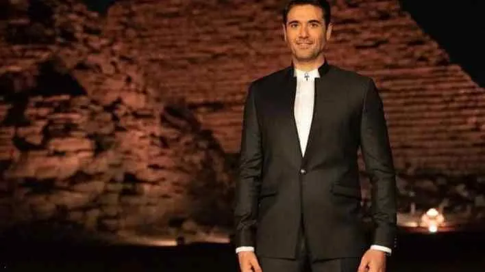 صور| أناقة بهرت العالم.. تفاصيل بدلات فناني موكب المومياوات الملكية