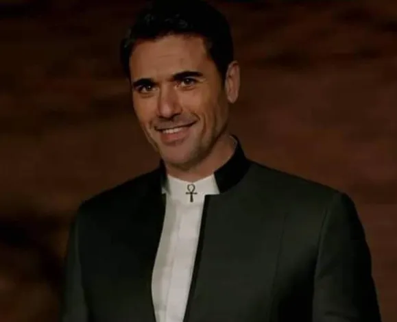 صور| أناقة بهرت العالم.. تفاصيل بدلات فناني موكب المومياوات الملكية