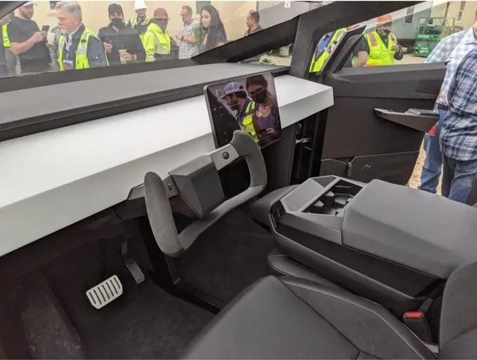 سيارة بمقود طائرة! شاهد ماذا يقود "إيلون ماسك"؟