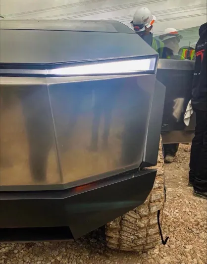 سيارة بمقود طائرة! شاهد ماذا يقود "إيلون ماسك"؟