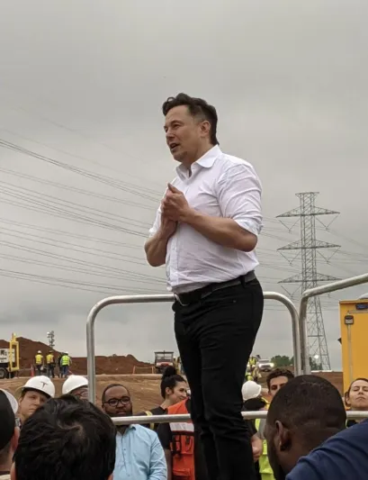 سيارة بمقود طائرة! شاهد ماذا يقود "إيلون ماسك"؟