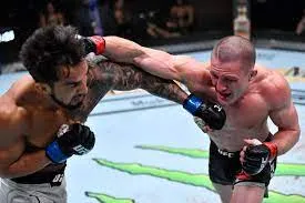 شاهد| إصابة نادرة تحدث للمرة الأولى في تاريخ الفنون القتالية 