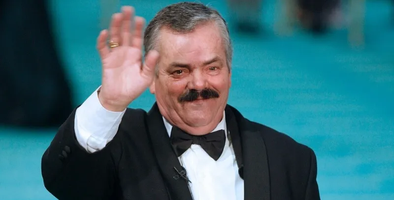 «صاحب أشهر ضحكة في العالم».. وفاة الممثل الكوميدي «الريستاس» (فيديو)