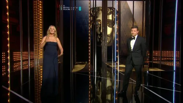 لقطات من أزياء المشاهير في حفل توزيع جوائز -BAFTA (صور)