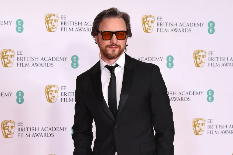 لقطات من أزياء المشاهير في حفل توزيع جوائز -BAFTA (صور)