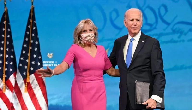 هدية مفاجئة من بايدن لزوجته أمام الكاميرات (فيديو)