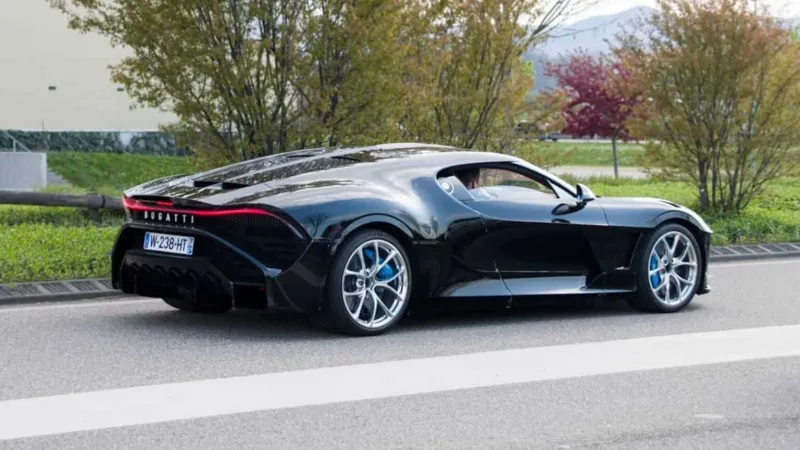 بقيمة 70 مليون ريال.. أول ظهور لبوجاتي لافواتيور نوار على أرض الواقع (صور)