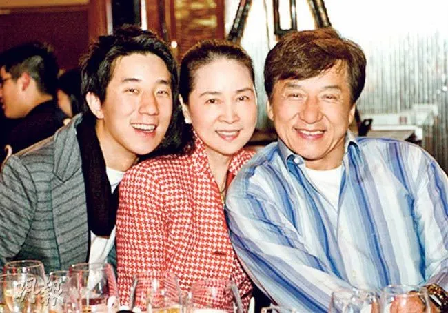 تجاوزت 350 مليون دولار.. لماذا قرر جاكي شان حرمان ابنه من ثروته؟