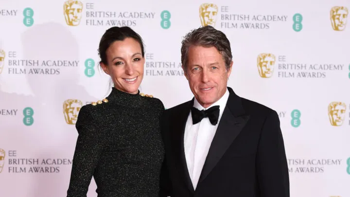 لقطات من أزياء المشاهير في حفل توزيع جوائز -BAFTA (صور)