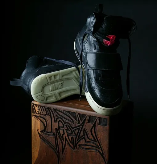 حذاء رياضي مستخدم يباع بمزاد بأكثر من مليون دولار ! (صور)