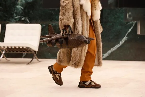 سعرها يفوق ثمن طائرة.. لويس فويتون تطرح أغلى حقيبة رجالية في العالم (صور)