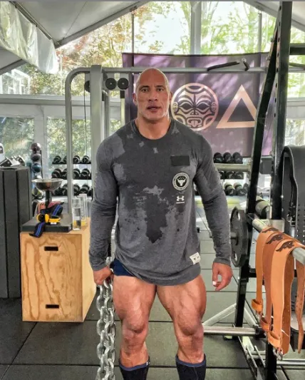 ذا روك داخل الجيم.. عضلات مفتولة ورياضة عنيفة استعداداً لـ Black Adam 