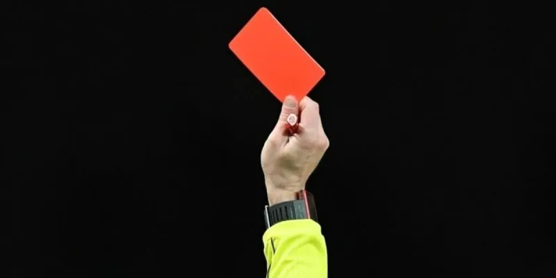 بعد 17 ثانية .. شاهد| بطاقة حمراء تدخل لاعباً تاريخ كرة القدم !