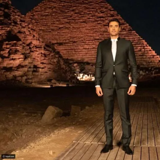 صور| أناقة بهرت العالم.. تفاصيل بدلات فناني موكب المومياوات الملكية