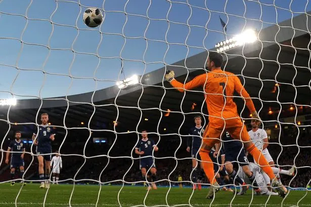 بتسديدة من مسافة 35 ياردة.. شاهد| أغرب هدف عالمي بنيران صديقة 