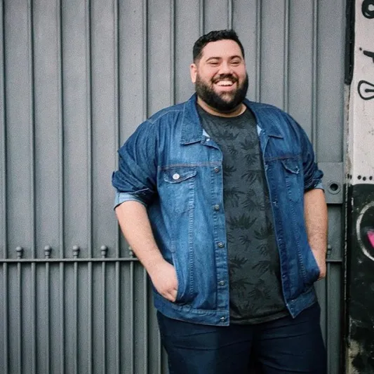 ودع ملابسك المملة.. أزياء عصرية أنيقة لأصحاب الوزن الزائد (صور) 