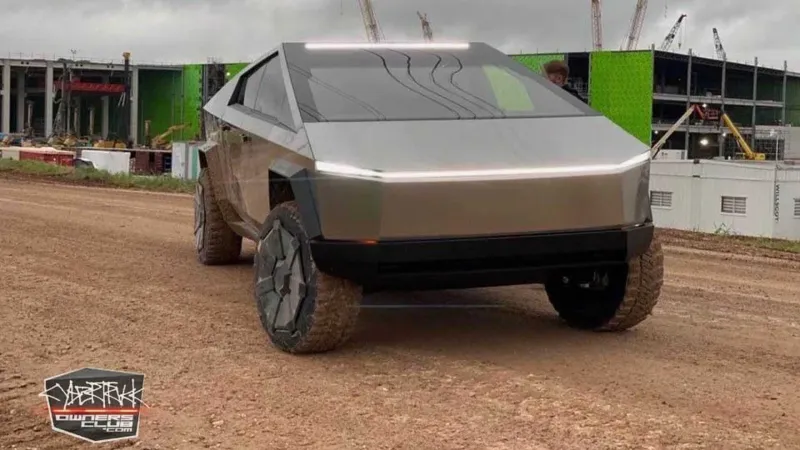 سيارة بمقود طائرة! شاهد ماذا يقود "إيلون ماسك"؟