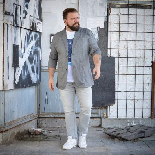 ودع ملابسك المملة.. أزياء عصرية أنيقة لأصحاب الوزن الزائد (صور) 