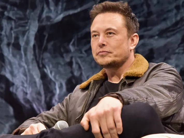 سيارة بمقود طائرة! شاهد ماذا يقود "إيلون ماسك"؟