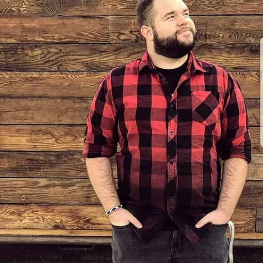 ودع ملابسك المملة.. أزياء عصرية أنيقة لأصحاب الوزن الزائد (صور) 