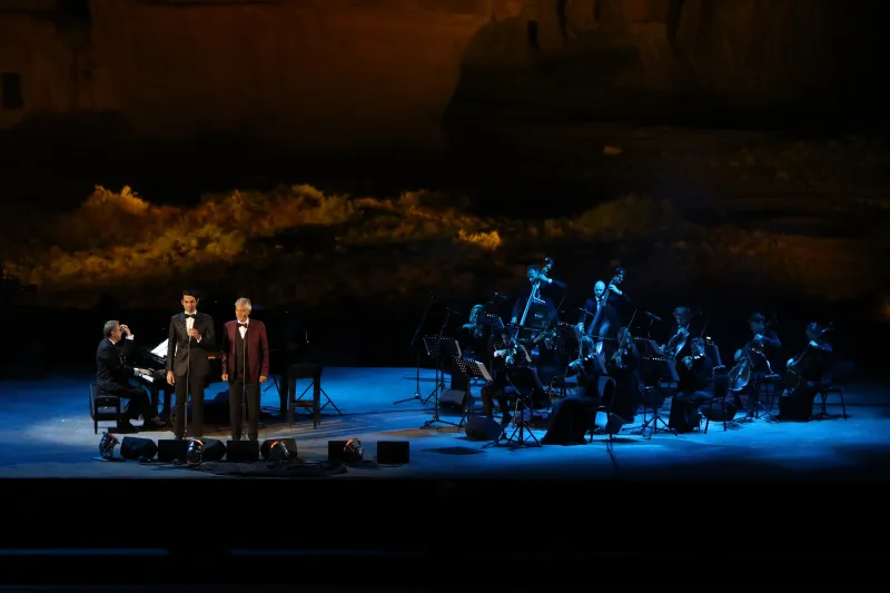 ثلاثة مطربين من عائلة بوتشيلي يحيون حفلا باهرا في العلا (صور)