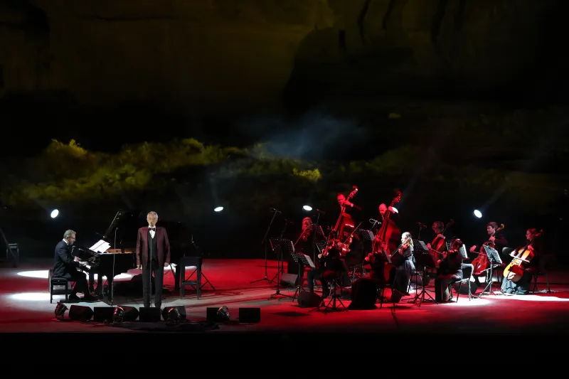 ثلاثة مطربين من عائلة بوتشيلي يحيون حفلا باهرا في العلا (صور)