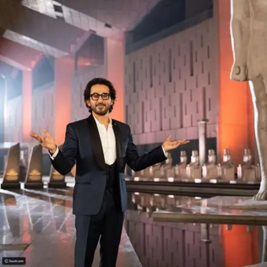 صور| أناقة بهرت العالم.. تفاصيل بدلات فناني موكب المومياوات الملكية