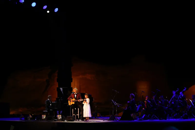 ثلاثة مطربين من عائلة بوتشيلي يحيون حفلا باهرا في العلا (صور)