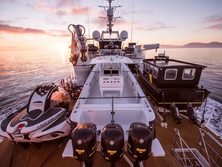 Game Changer.. يخت استكشافي بطائرة هيلكوبتر