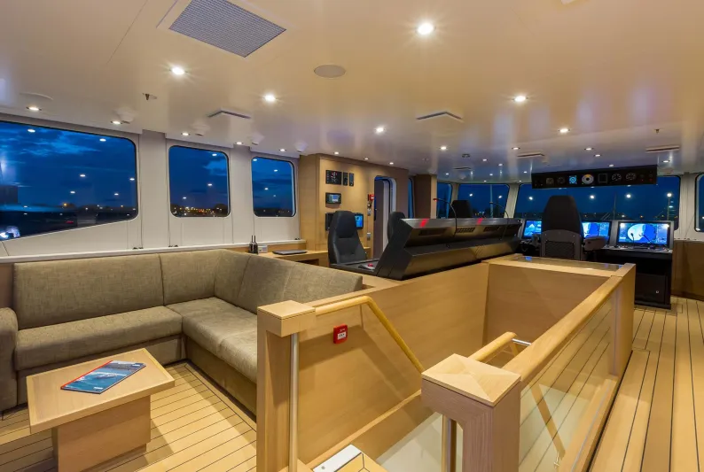 Game Changer.. يخت استكشافي بطائرة هيلكوبتر