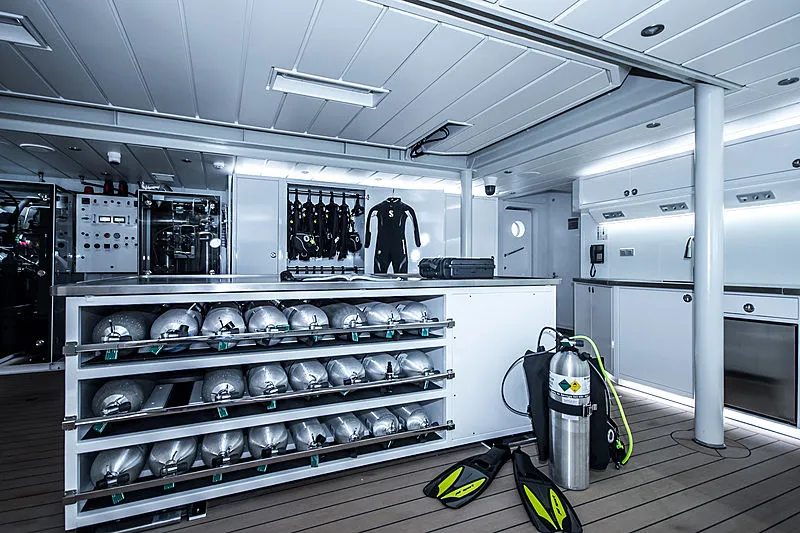 Game Changer.. يخت استكشافي بطائرة هيلكوبتر