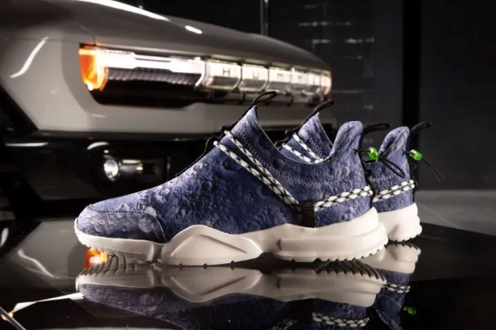 حذاء رياضي بلمسات من هامر الكهربائية فهل يُشبهها حقاً؟ (فيديو)