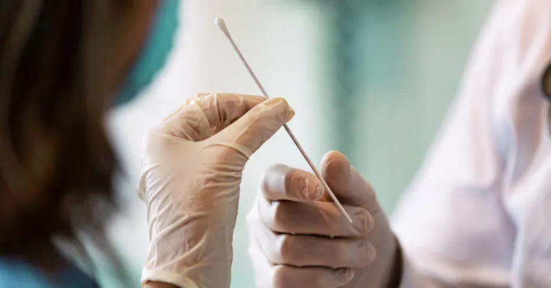 الفرق بين اختبارات كورونا ومدى دقة كل منها (فيديو)