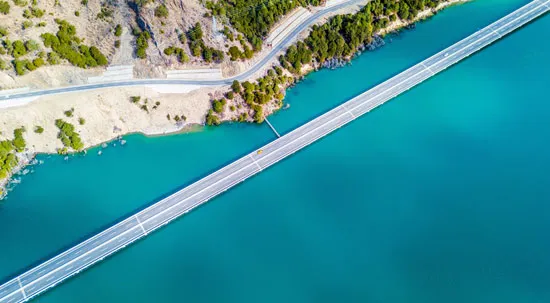 أحدها يبلغ 150 ألف كم.. أطول طرق العالم بين المياه والجبال الخضراء (صور)