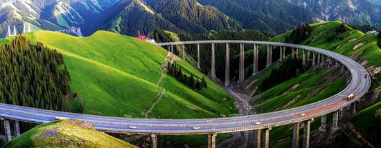 أحدها يبلغ 150 ألف كم.. أطول طرق العالم بين المياه والجبال الخضراء (صور)