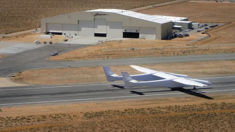 بطول 117 متراً .. أكبر طائرة في العالم تعانق السحاب (فيديو)