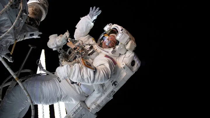 كل ما تريد معرفته عن تجربة السير في الفضاء (فيديو)