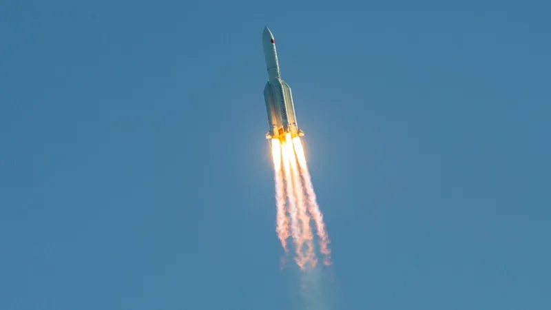 هل يشكّل الصاروخ الصيني الخارج عن السيطرة خطراً حقيقياً على العالم؟