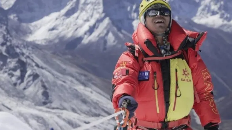 إرادة قهرت المستحيل.. ضرير ينجح في تسلُّق أعلى جبل في العالم (فيديو)