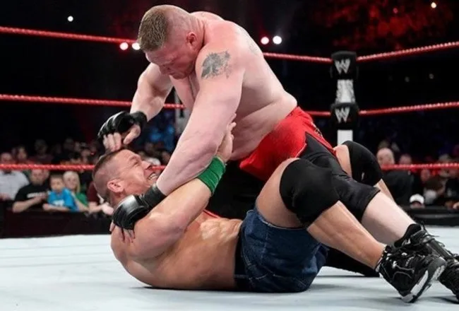 مطرقة وسلاسل.. عندما يستعين المصارعين بأسلحة خارجية داخل الحلبة (فيديو)