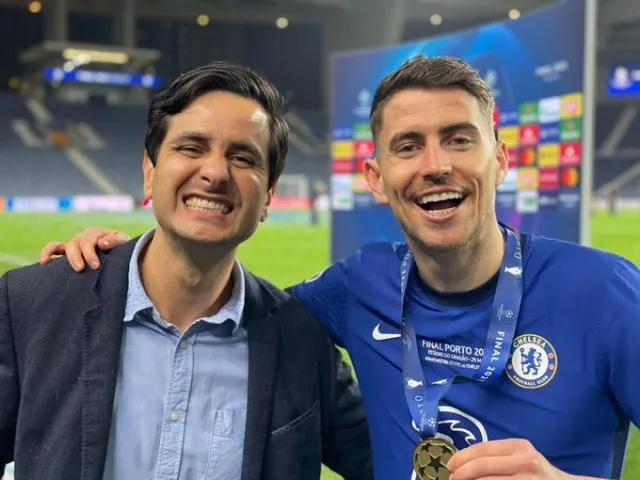 لحية مقابل شارب.. رهان غريب بين لاعب تشيلسي ومراسل تليفزيوني (فيديو)