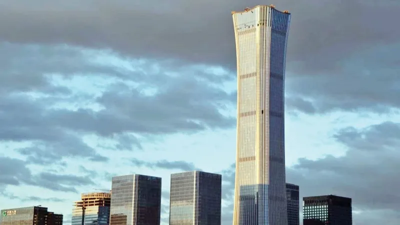 اهتزاز ناطحة سحاب ارتفاعها 300 متر في الصين (فيديو)