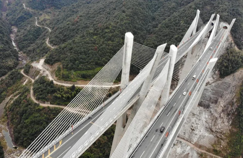 أحدها يبلغ 150 ألف كم.. أطول طرق العالم بين المياه والجبال الخضراء (صور)