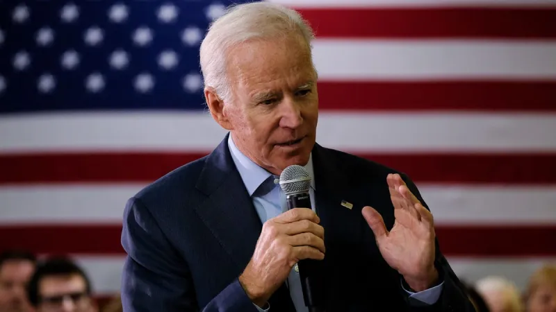 «لقاح العلكة» يعرّض الرئيس الأمريكي للسخرية (فيديو)