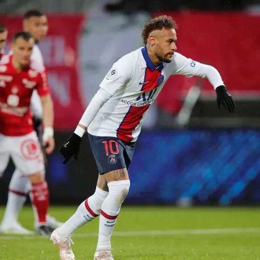 خدعة حارس بريست تنقذ شباكه من هدف محقق بأقدام نيمار (فيديو)