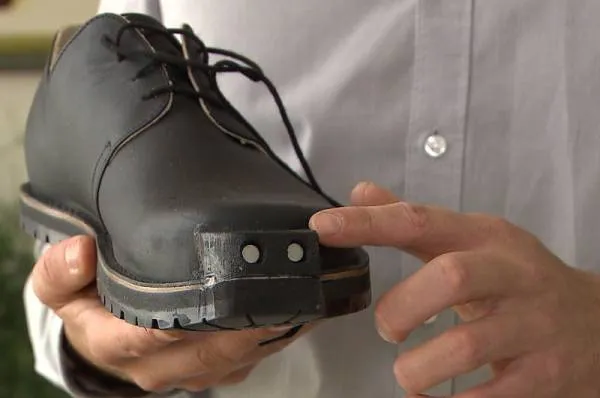 حذاء ذكي لإرشاد المكفوفين على الطريق والسير بأمان (صور)