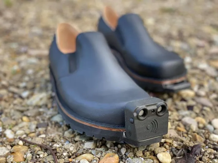 حذاء ذكي لإرشاد المكفوفين على الطريق والسير بأمان (صور)