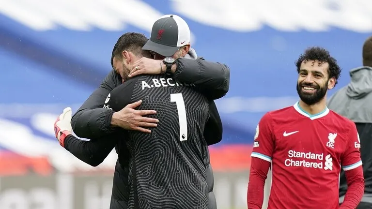 لماذا انهار الحارس إليسون باكيًا عقب هدفه التاريخي؟ (فيديو)