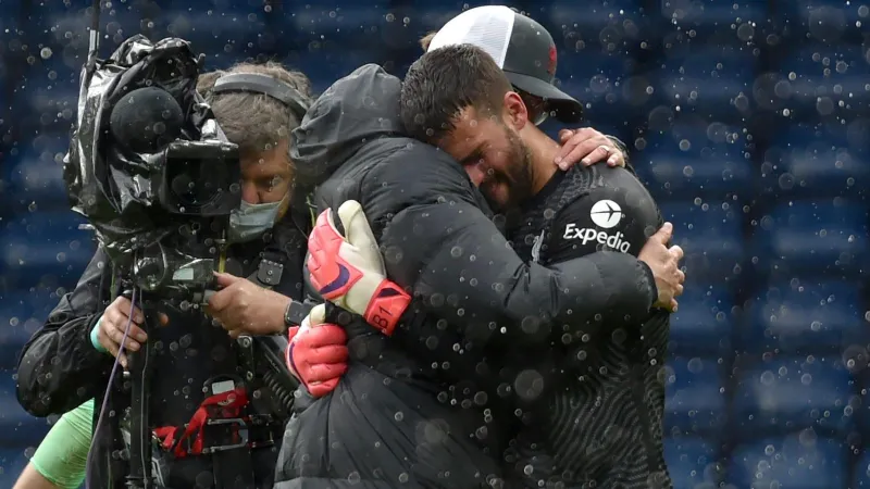 لماذا انهار الحارس إليسون باكيًا عقب هدفه التاريخي؟ (فيديو)